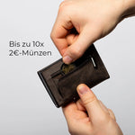 Lade das Bild in den Galerie-Viewer, 43693613220106;Bis zu 10x 2€-Münzen;Ein spezieller Schnitt und flexibles Leder machen das Münzfach besonders geräumig und dehnbar. Es fasst bis zu 10x 2-Euro-Münzen und bleibt dank des hochwertigen YKK-Reißverschlusses sicher verschlossen.
